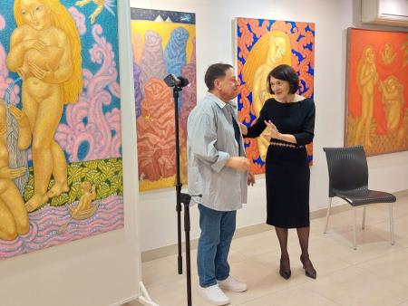 Kuratorka razstave  in slikar (3)